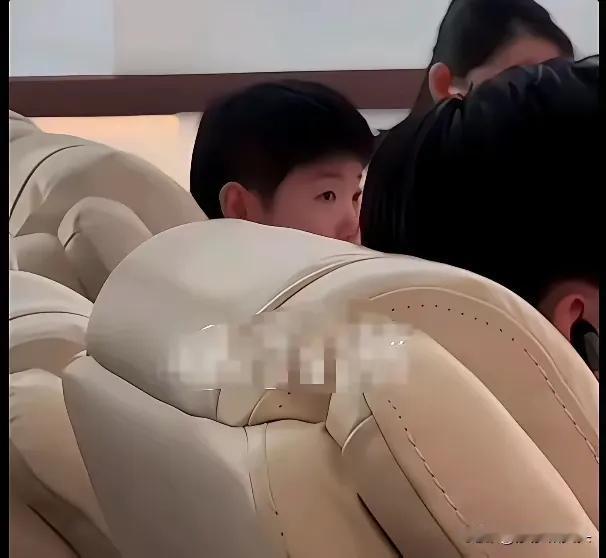 你看，你认真看，莎莎身边的人是谁？谣言不攻自破，兄弟齐上阵，就连央妈也不袖