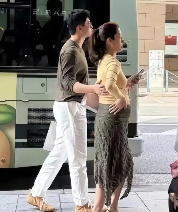 现在的杨采钰真的学聪明了，就算待产也不是那么高调秀恩爱了。之前杨采钰跟陈金飞的爷