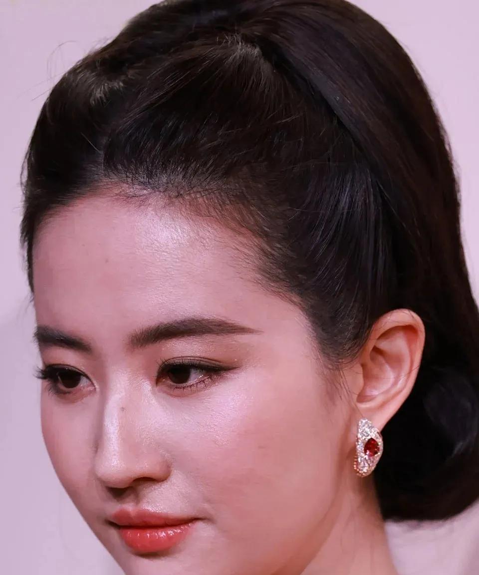 刘亦菲怼脸生图，难怪有人嘲笑她发胖，却不说她颜值崩，这也太美了。#明星刘亦菲#