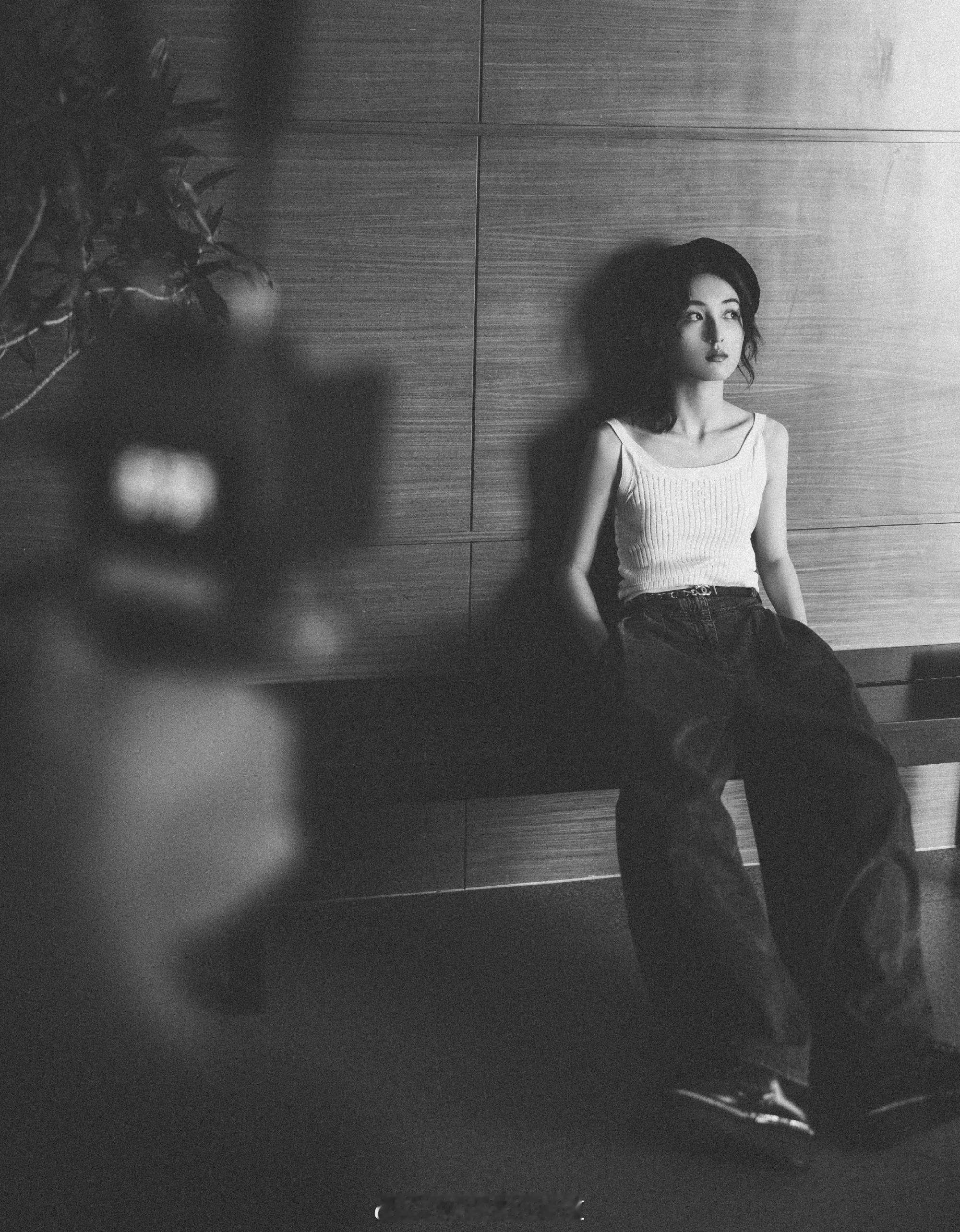 张子枫白色背心黑白质感写真