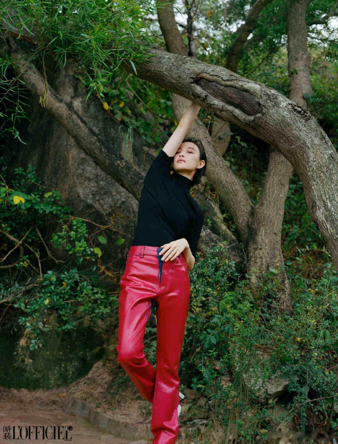 倪妮时装闭年刊封面倪妮时装十二月封面这组封面直接戳中审美！倪妮灿烂大笑超有感染