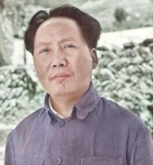 毛主席有一次开会，大家都早早的来到会议室，毛主席随后就到了，主席看大家比较严肃，