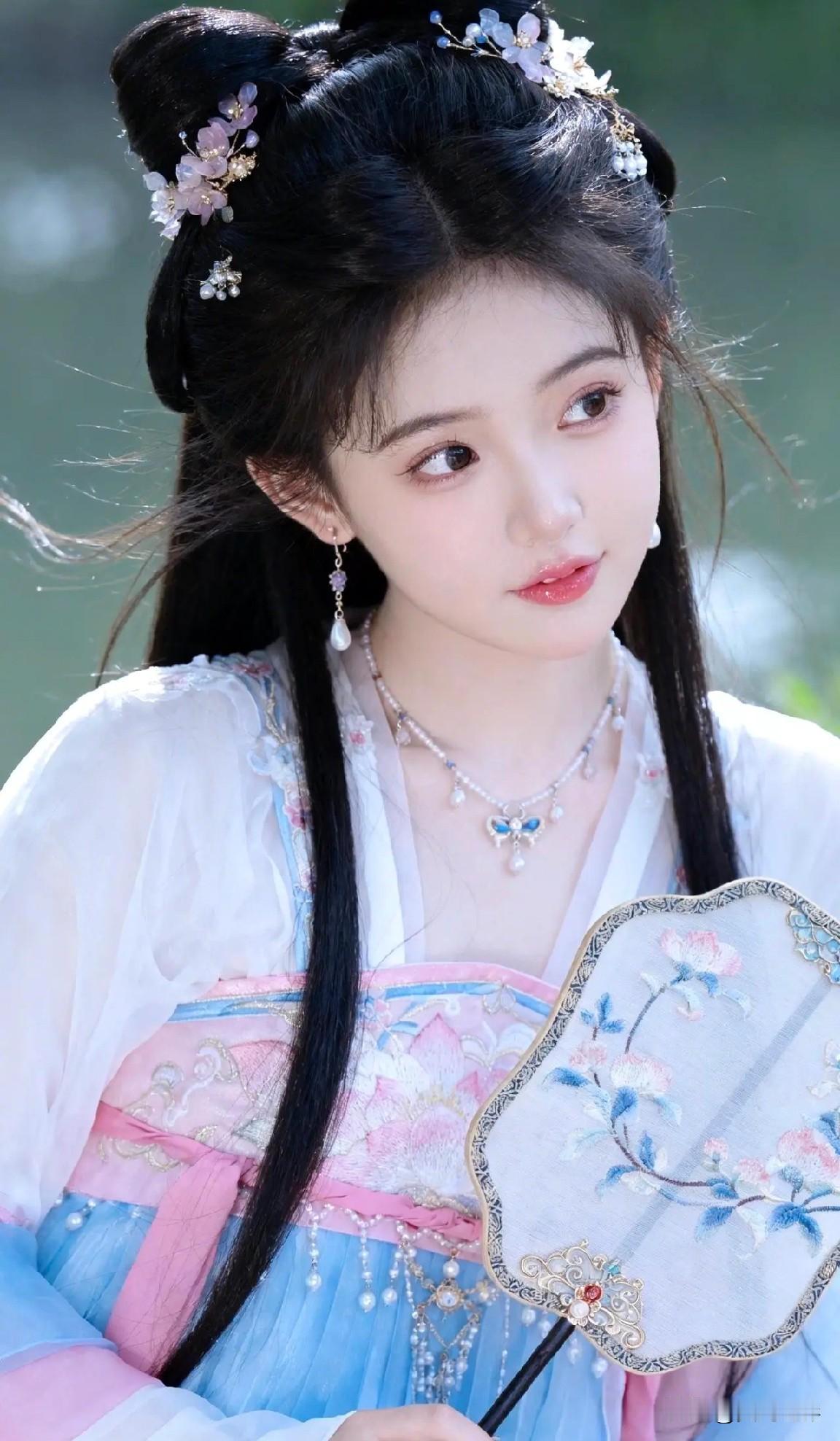 光之影古典美人，手持团扇，花间漫步，韵味十足古风遮面写真团扇少女