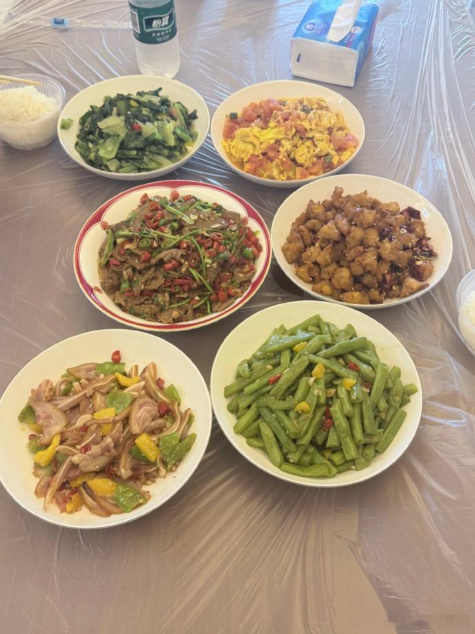 香香了！老铁直接开饭🍚满桌硬菜炫到爽，干饭人集合！2026PEL2026pe