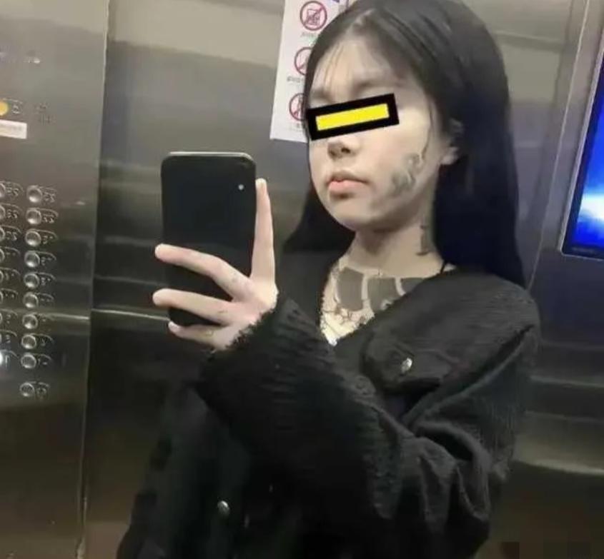 一00后女孩脸上脖子有纹身，找工作连着被5家公司拒了，她觉得纹身是自己的事儿，不