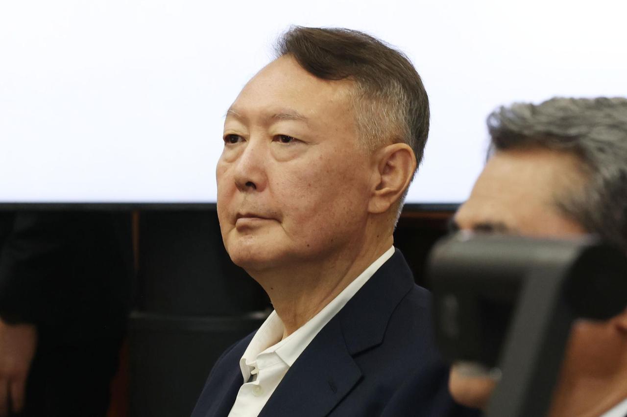 韩国媒体消息，前总统尹锡悦以“平壤无人机嫌疑”嫌疑人身份出席特检调查，虽主动配合