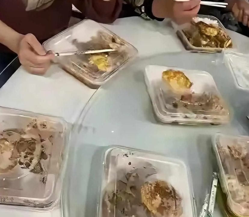 “吃相太难看了！”江苏，一对夫妻为了给女儿庆祝考上学校，他们选了个普通饭店，准备