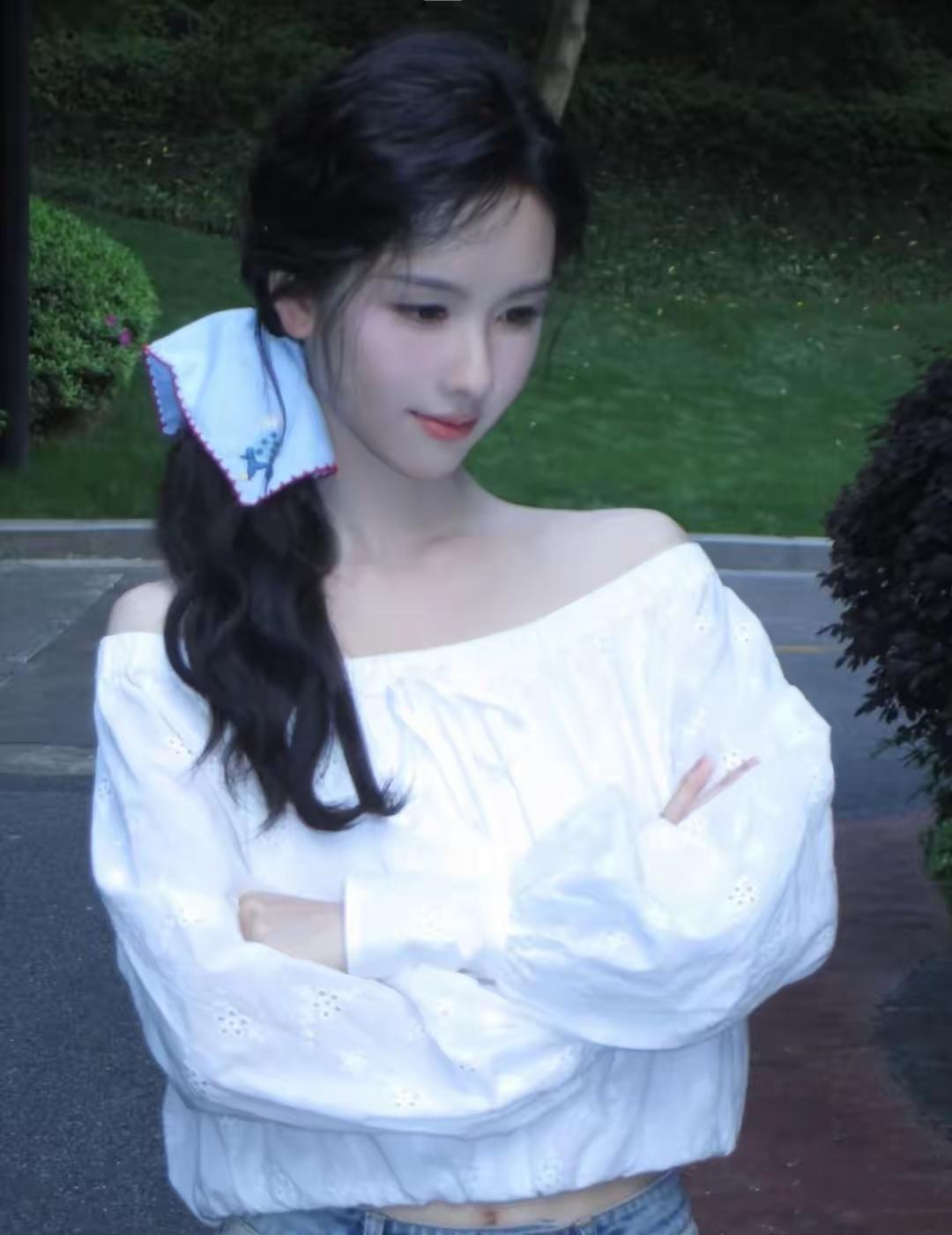 突然发现——陈都灵[比心]绝少穿“露脐装”，我在上千张库存图片中，只“勉强