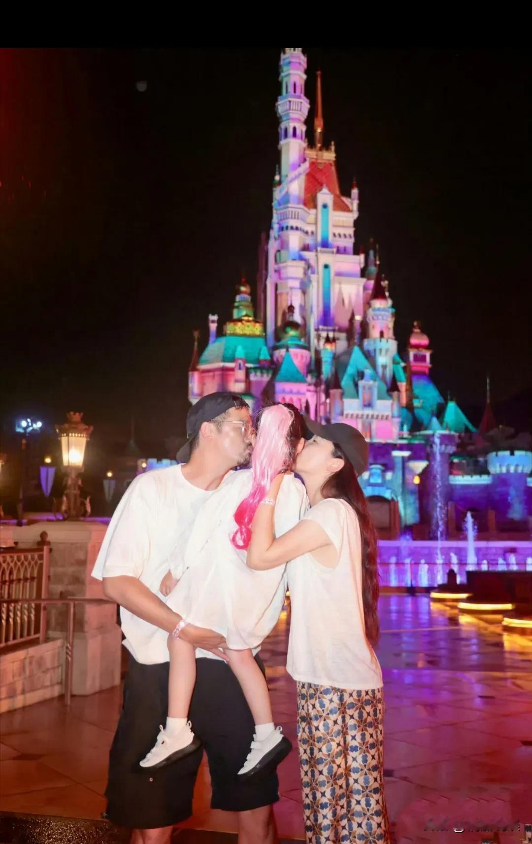 杨子珊和老公吴中天带着孩子去迪士尼游玩，原来她的女儿都这么大了。只记得她官宣结
