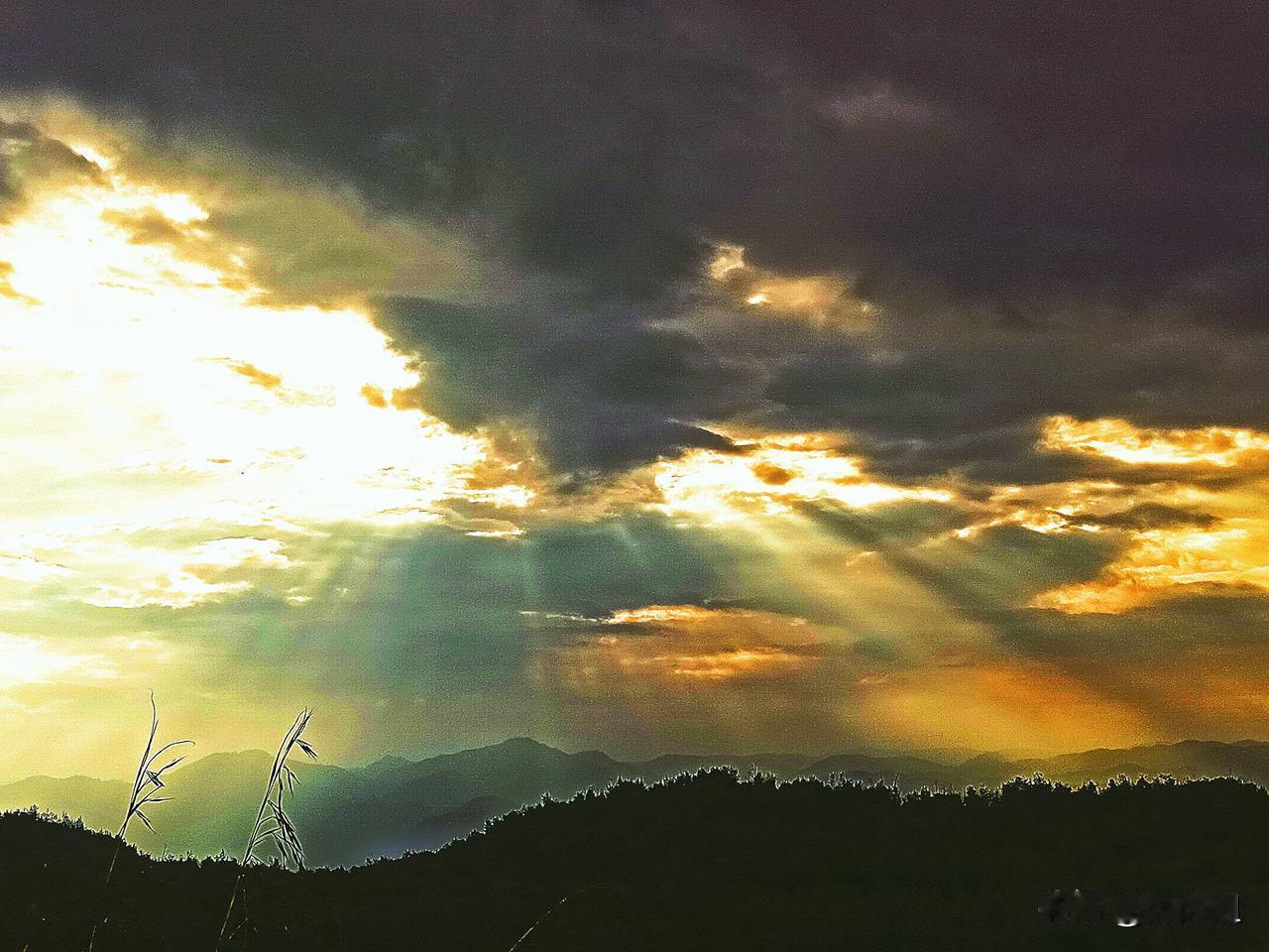 我手机里最美的夕阳照，是在山顶拍摄的。只记得那天爬了许久，不经意间抬头，便被眼前
