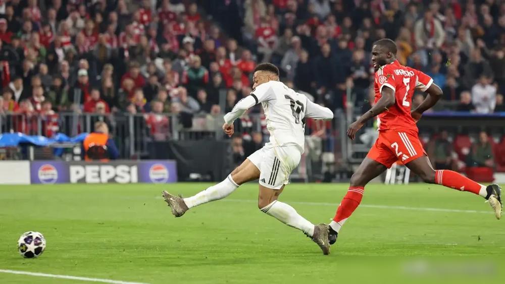 别拿红牌当出局的遮羞布。我告诉你，扒开4比3的表象，里面全是豪门崩盘的血腥味。