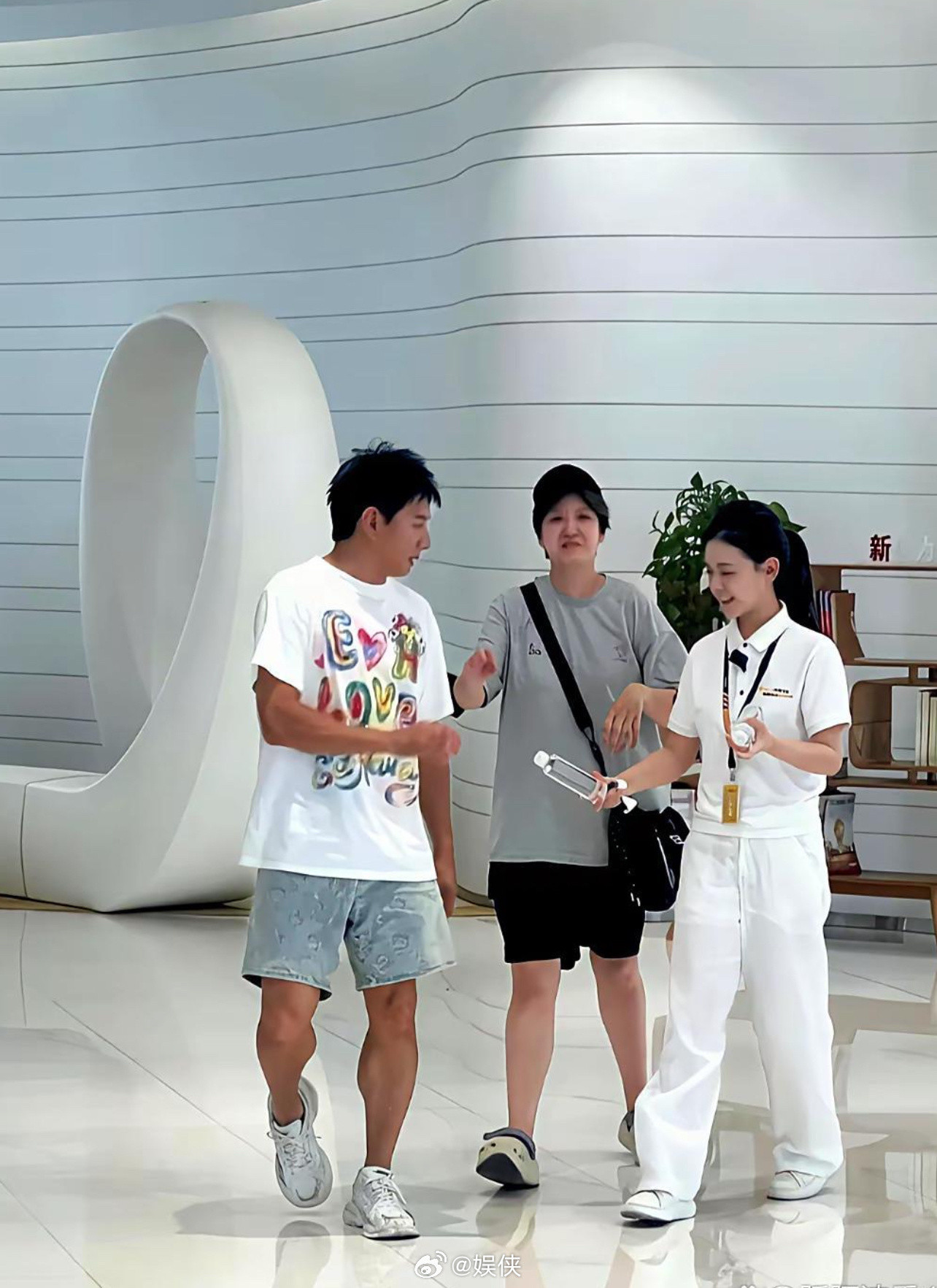 突然开始懂刘诗诗了，今天看到吴奇隆在苏州被拍到的样子，鼓鼓囊囊的肌肉线条，一身简