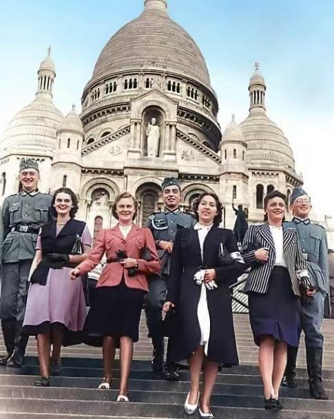 1940年，沦陷后的法国巴黎，德军士兵与当地女性朋友合影！这些女性战后遭到了