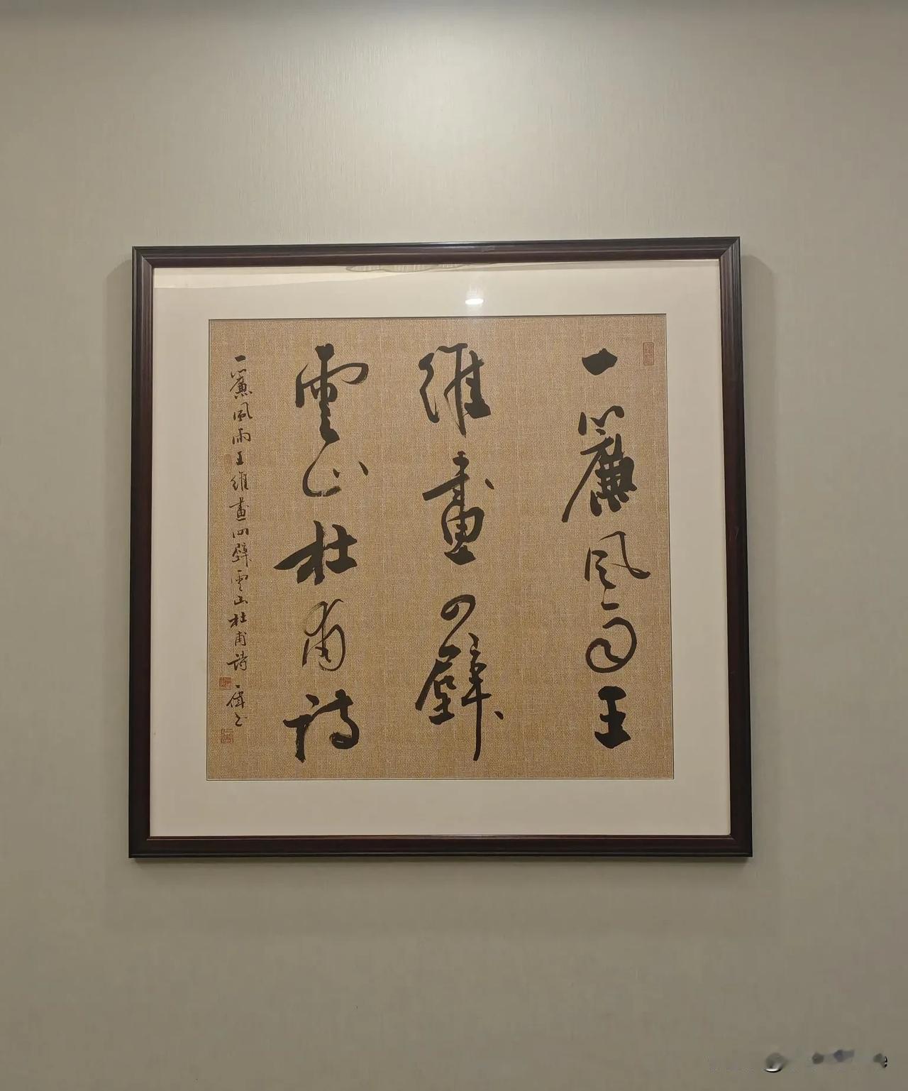 饭店包厢挂字画确实能提升格调。一幅山水画卷，能让包厢仿佛置身于山水之间，食客在