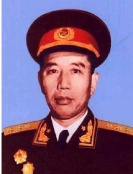 1957年，铁道兵司令王震上将遇到3个海军军官大声喝酒划拳。王司令走上前去，问：