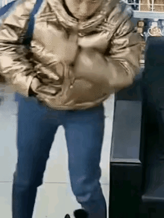 超市里，一个背包的女子累了，坐在了超市沙发的扶手上。女子坐在沙发扶手上，一手拿