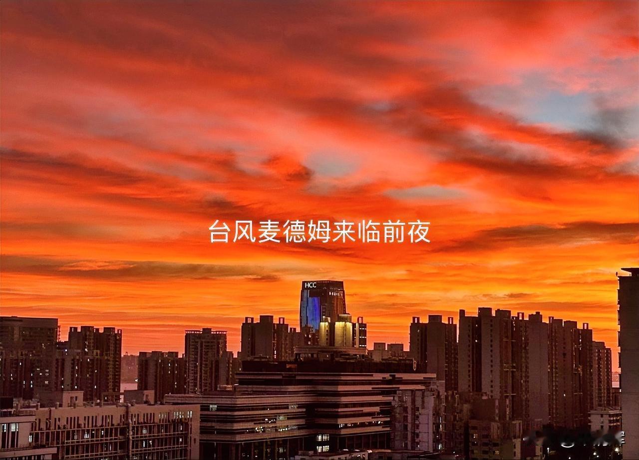又刮台风，窗外给人房倒屋塌的感觉，放到洗衣机上的衣架被吹的乱七八糟。深圳全市灯光