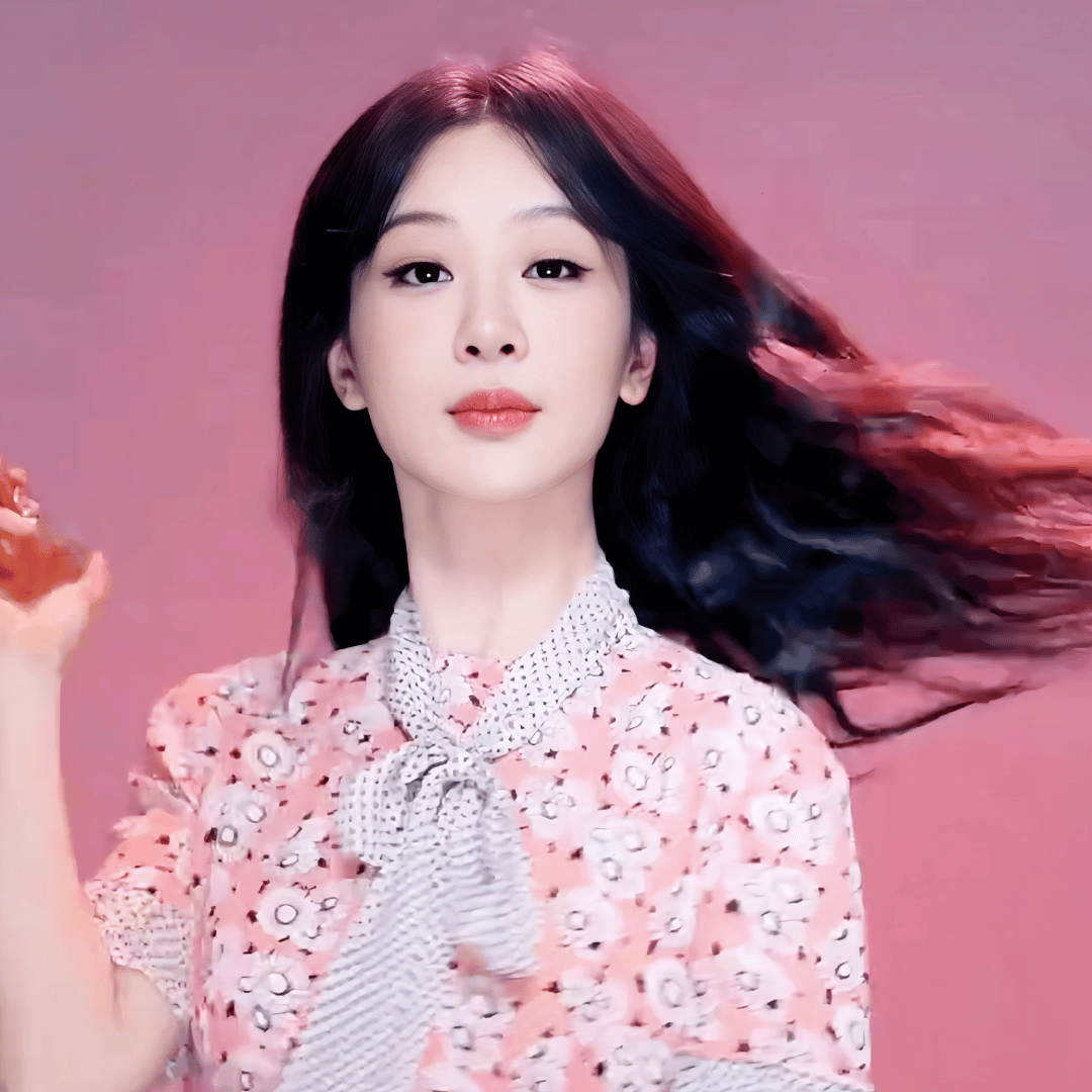 杨紫笑起来好甜！被杨紫这组推广视频硬控十分钟！杨紫更新Prada推广视频，身穿