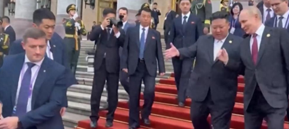 重磅消息！普京金正恩在北京握手！九三大阅兵后，普京和金正恩关起门，密谈超一个小时