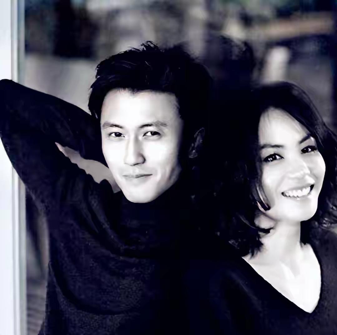 真没想到56岁王菲的一个喜讯，能让谢霆锋和整个娱乐圈都沉默！这哪是什么爱情故事的