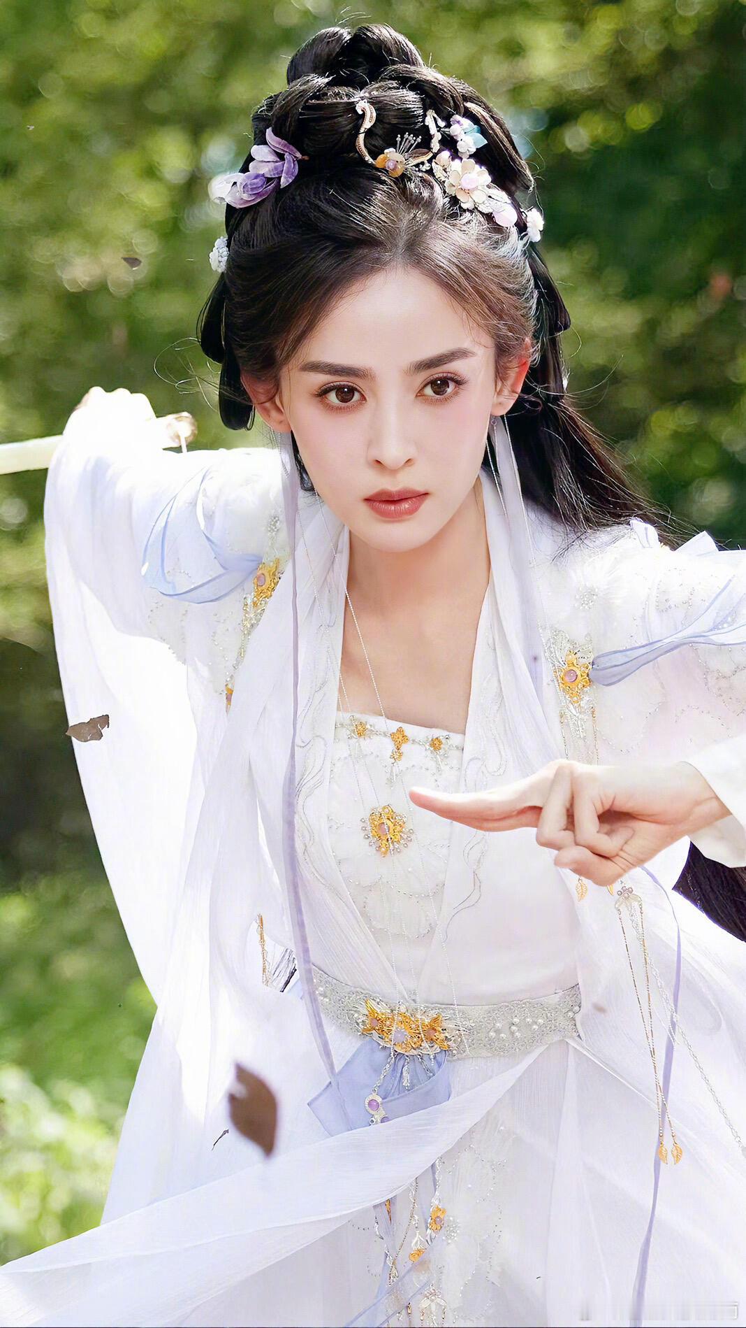 古装娜扎完全就是清冷美人的感觉​​​
