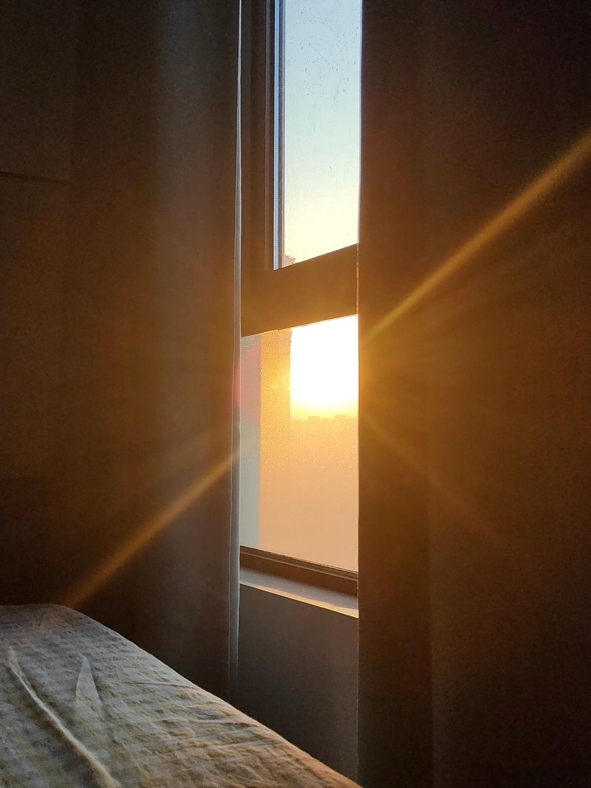 一周晒一次被子现在主卧的房间有一个大的落地窗，每天拉开窗帘太阳就能晒到被子上，整