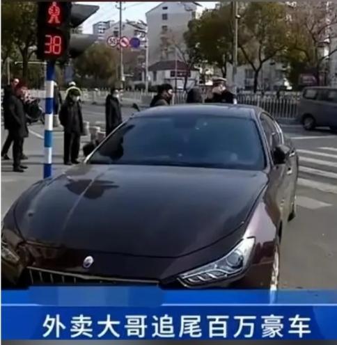 这一幕，戳中了无数打工人最柔软的软肋。凌晨的杭州街头，没有剑拔弩张的争吵，没有得