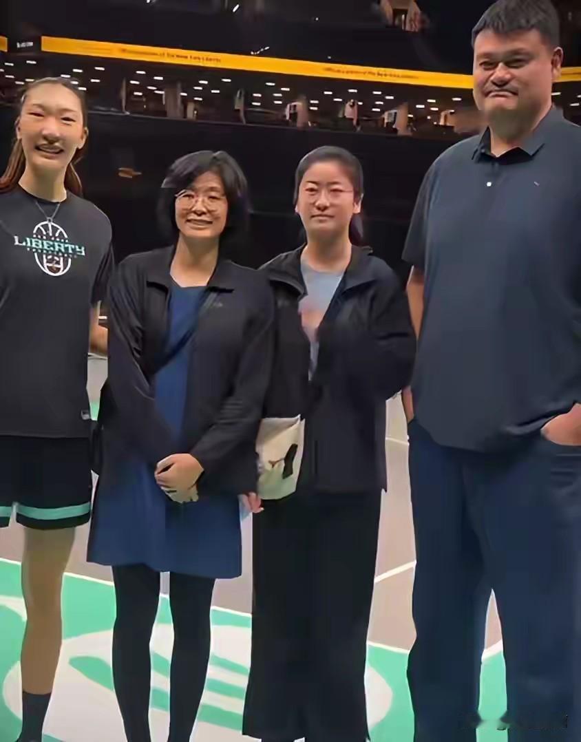 姚明的女儿身高近两米，竟然没有打篮球，白白浪费了父母的好基因，可惜了。但是话