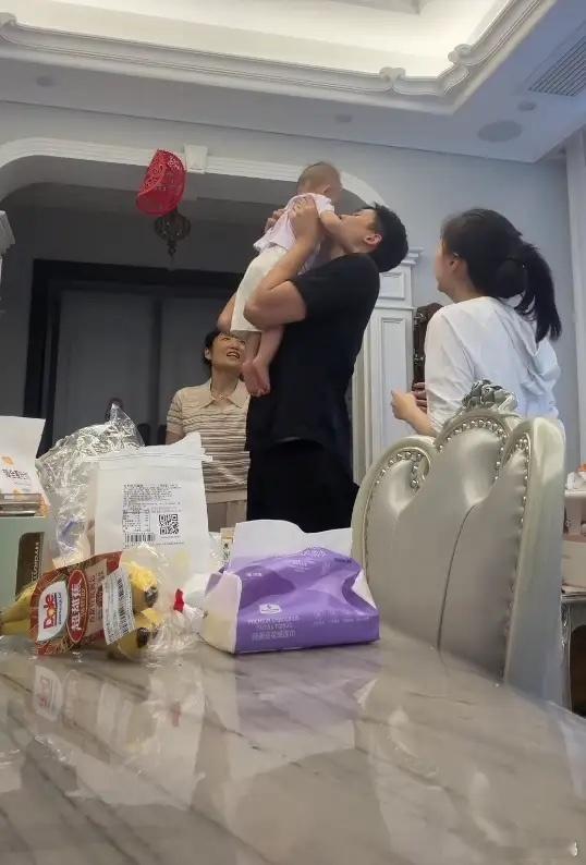 水亦诗陪着小7岁老公到美国训练一个月回到福州，还不满1周岁的女儿雪宝都快认不出爸