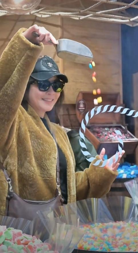 刘嘉玲罗马街拍穿搭好哇塞！时尚保暖又酷飒且减龄，越看越好看