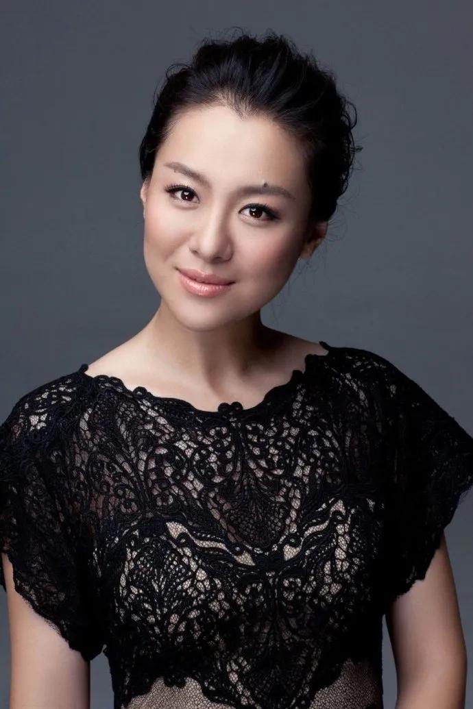 2008年，沈傲君拿出200万，兴高采烈地对聂远说:“我们结婚吧，这200万已足