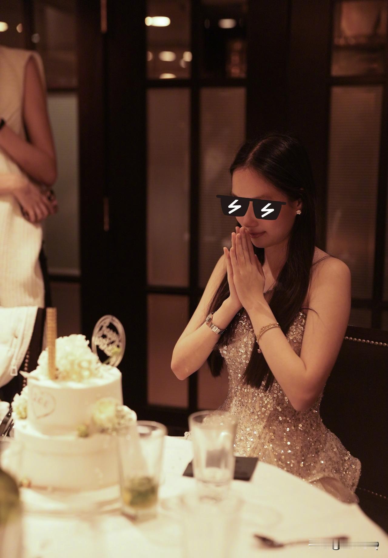 高晓松的女儿Zoe庆祝18岁成人礼，虽然遮住了眼睛，但这小脸蛋长得真好看，完全不