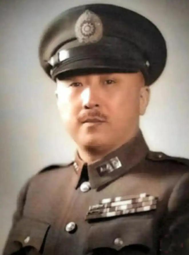 辽沈战役中，卫立煌死守沈阳到底对不对？1948年11月底，一架专机急急忙忙降