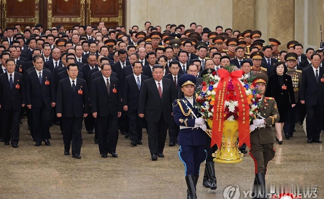 【金正恩率新任党中央领导机构成员参谒锦绣山太阳宫】朝中社27日报道，朝鲜国务委员