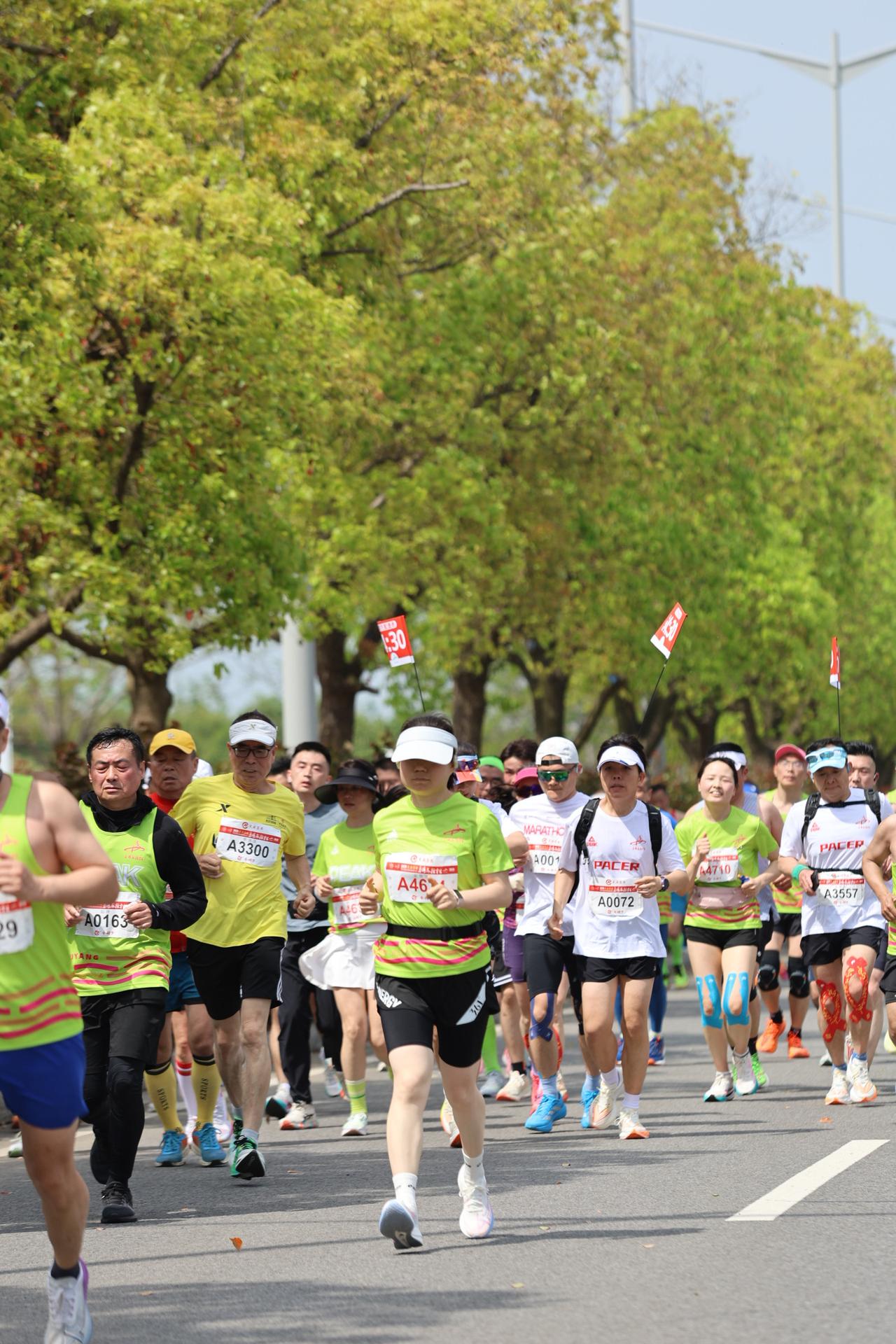 夸大倡导马拉松或贬低嘲笑马拉松都是可笑的！全国仅39万人能跑全马，而英国有近百万