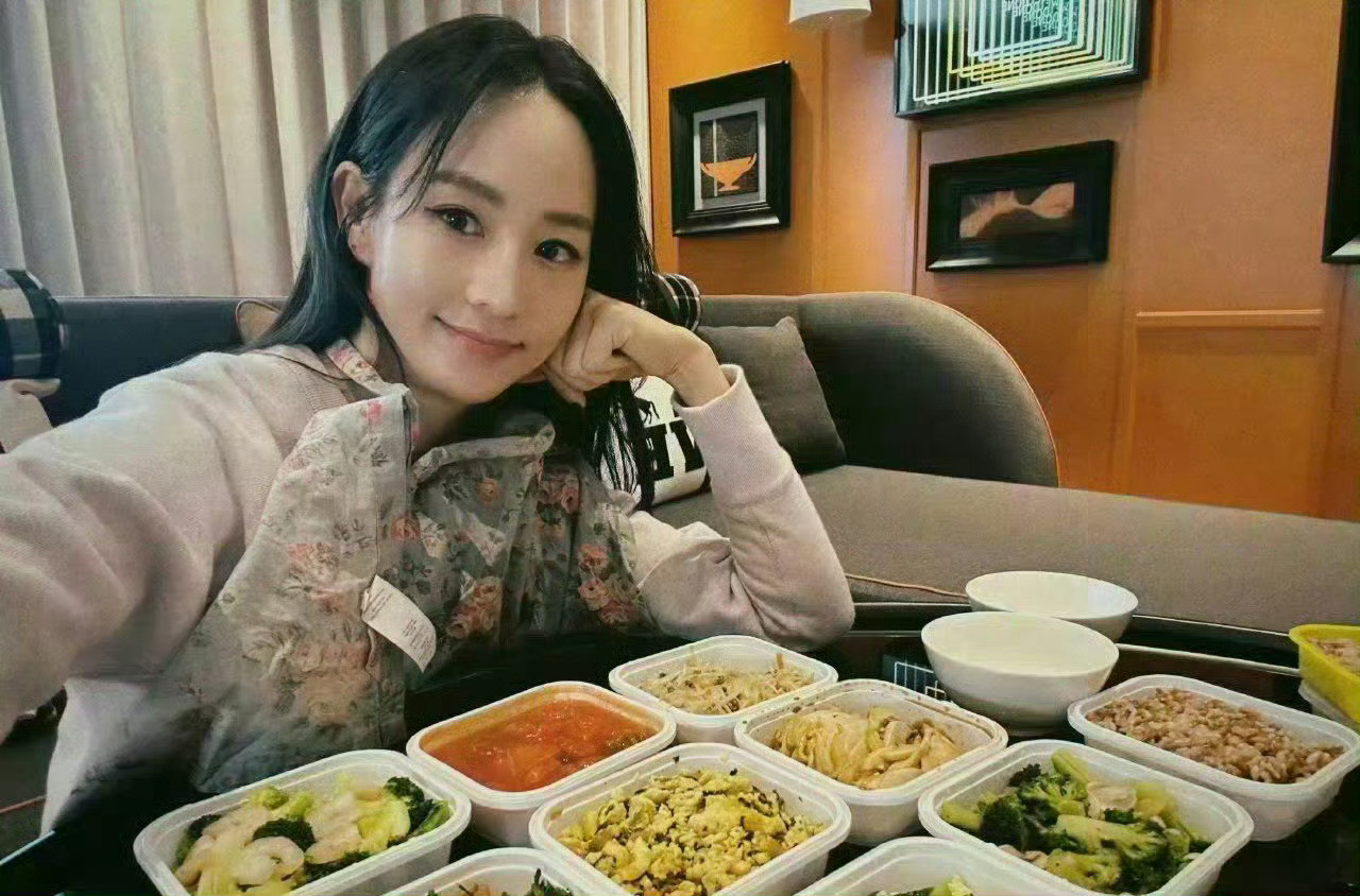 感觉张钧甯不会点外卖啊，一大桌子菜，好几个菜都重复了。按女明星的食量来说，她能吃
