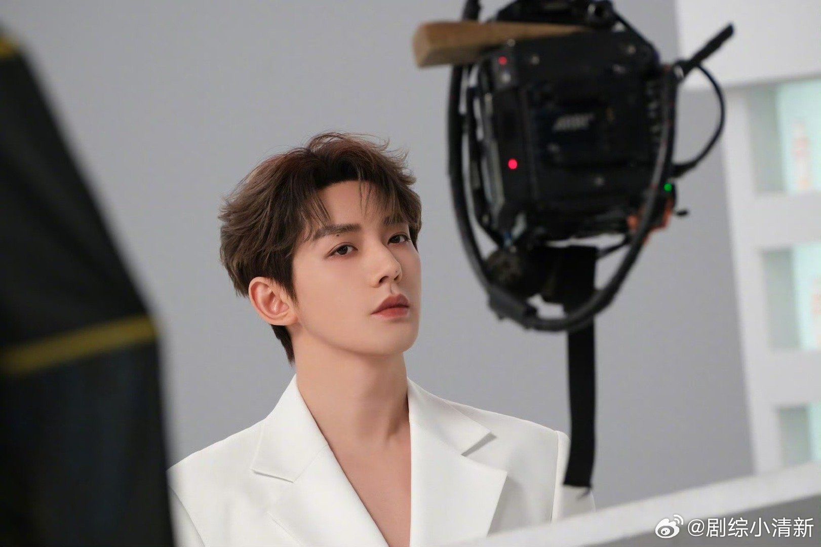 邓为戴银框眼镜太夯了他看镜头那一眼，银框眼镜后面的眼神有点冷又有点深，像在打量