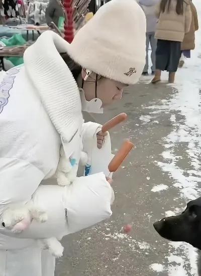 全红婵这是放飞自我了，这很久没有在全红婵的脸上看到这么开心的笑容了，全运会后的她