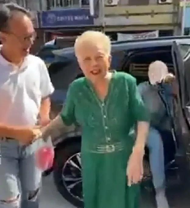 柯文哲母亲何瑞英今天在赶赴投票站投票时看起来精神很不错，一路上和媒体记者以及民众