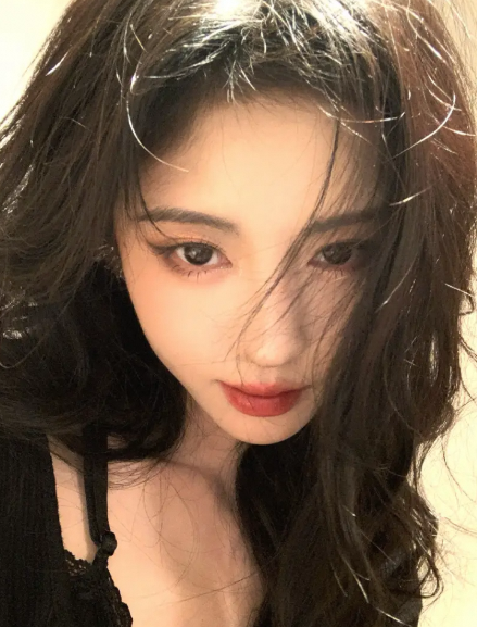 鞠婧祎黑色修身上衣自拍又酷又魅超吸睛