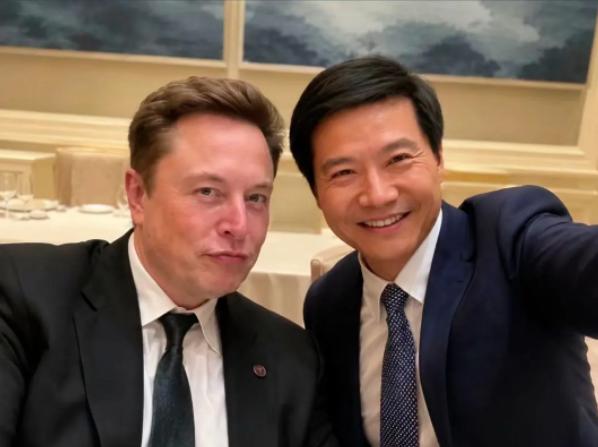 5月14日晚，一张照片突然刷爆了全网，让无数网友吵翻了天。 在特朗普访华的欢