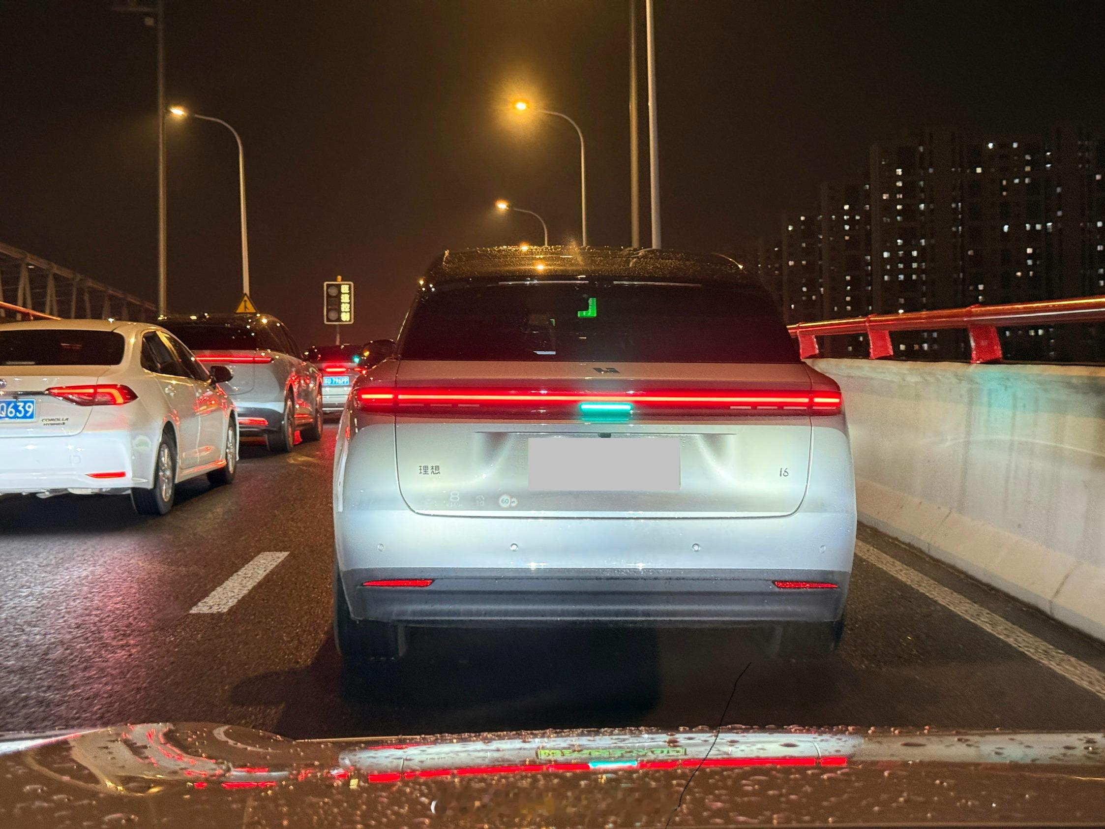 回家路上遇到一台已经上牌的i6活物，这车交付这么快吗？[？？？]理想i6​​​