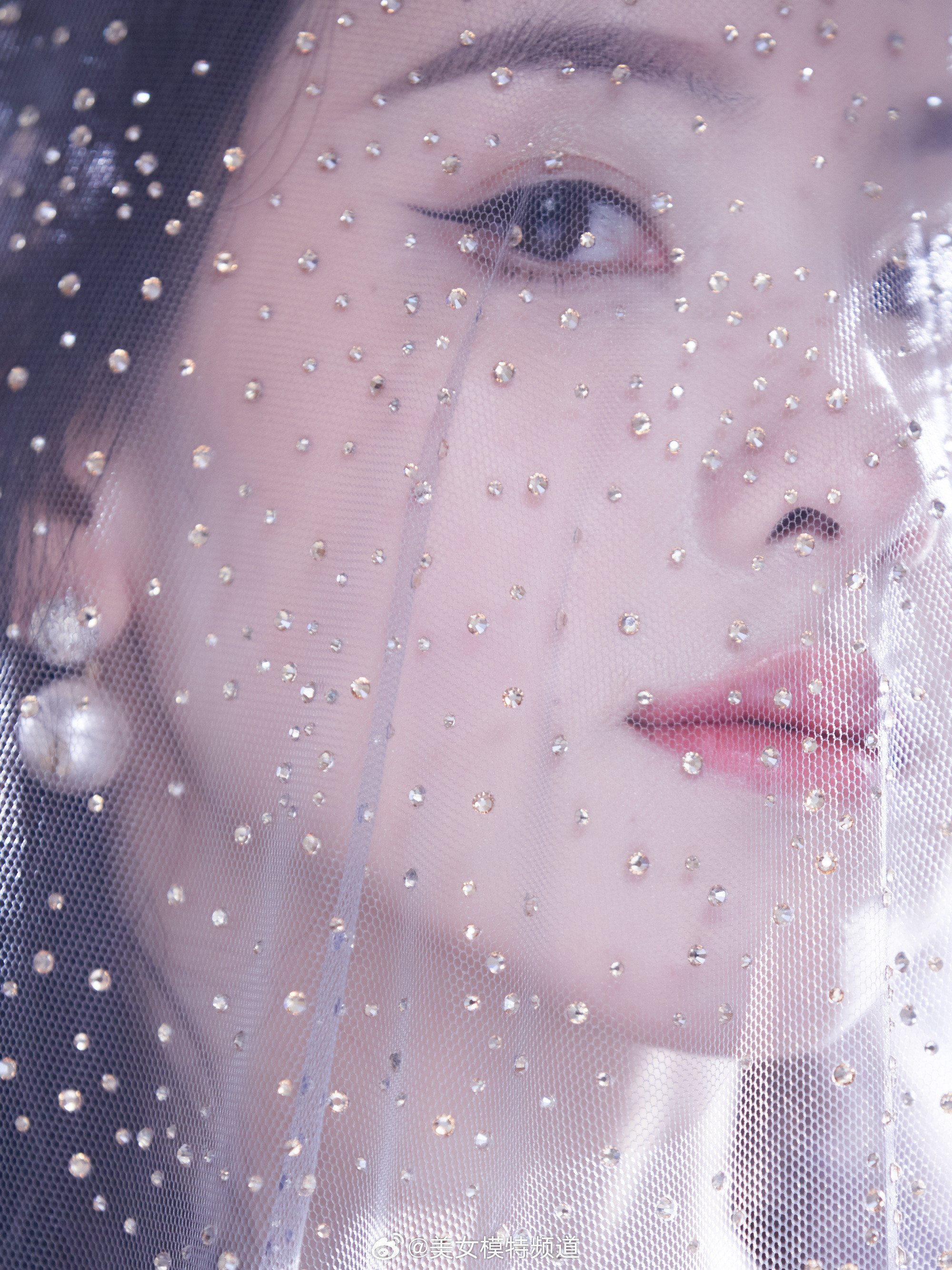 陈都灵蓝发人鱼姬清灵梦幻的妆造