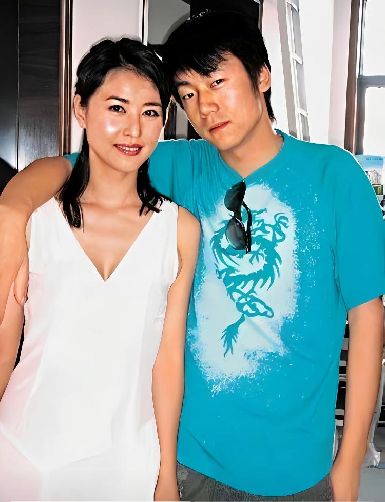周海媚生前与小男友的留影