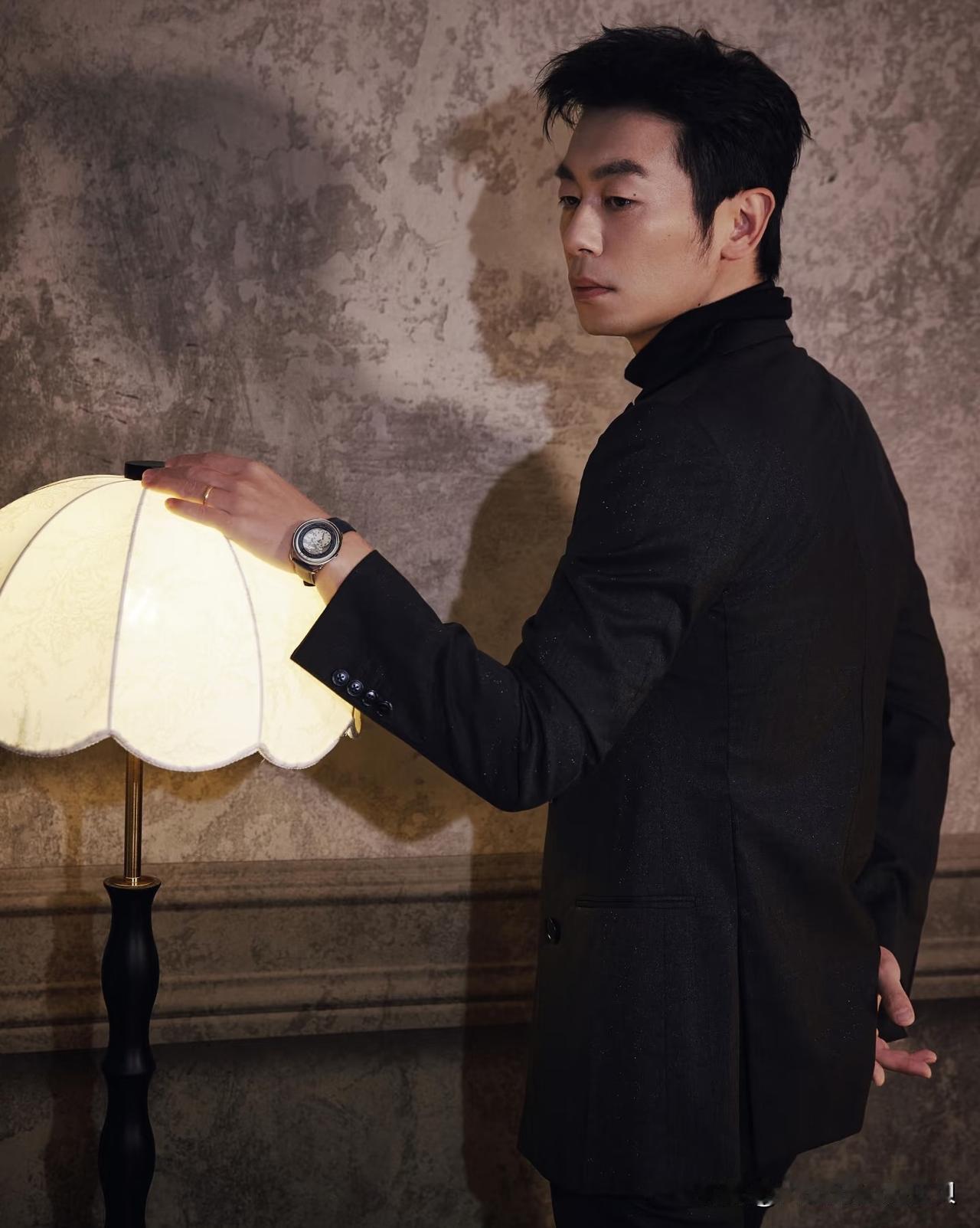 看来朱亚文对流量是真的放下了。以前肯定也梦想成为于和伟，张译这样的流量型演员