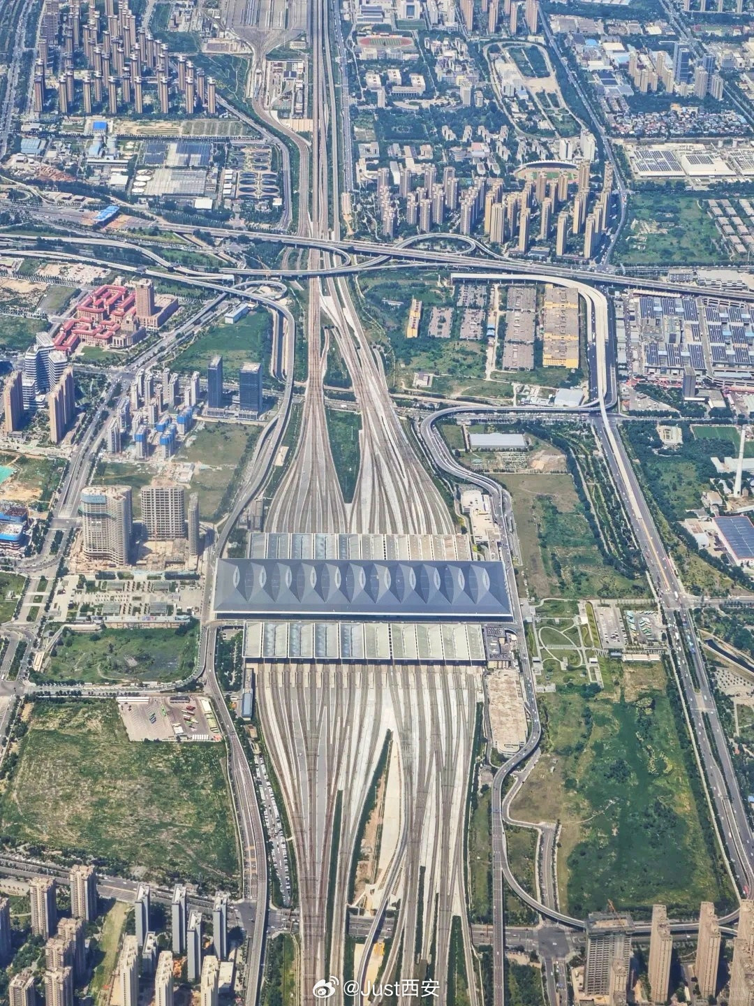 飞机视角看西安三大铁路枢纽，你能说出它们的名字吗？西安西安交通西安
