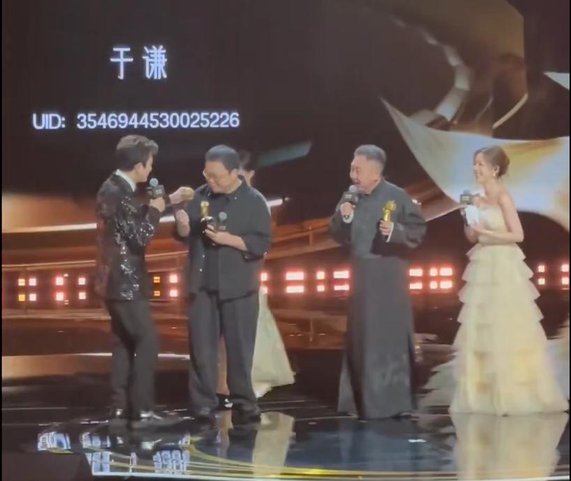 老罗有点危险了，B站的颁奖典礼上，当他接过象征荣誉的小电视造型奖杯时，奖杯顶部突