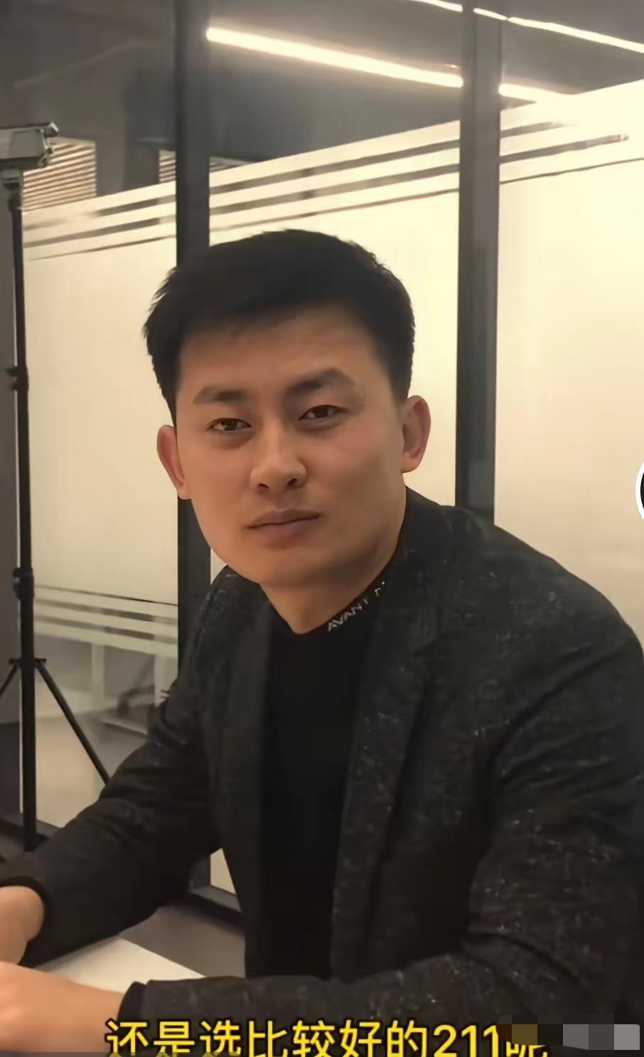 半夜刷到武亮的首场直播，看着满屏焦虑的弹幕，心里五味杂陈。普通家庭孩子没有试错资