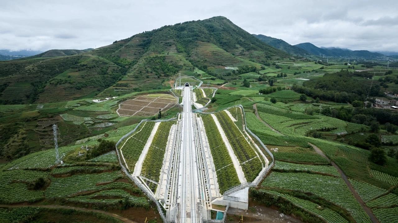 乌蒙山深处的钢铁回响——渝昆高铁全线隧道贯通纪实6月26日清晨，乌蒙山腹地