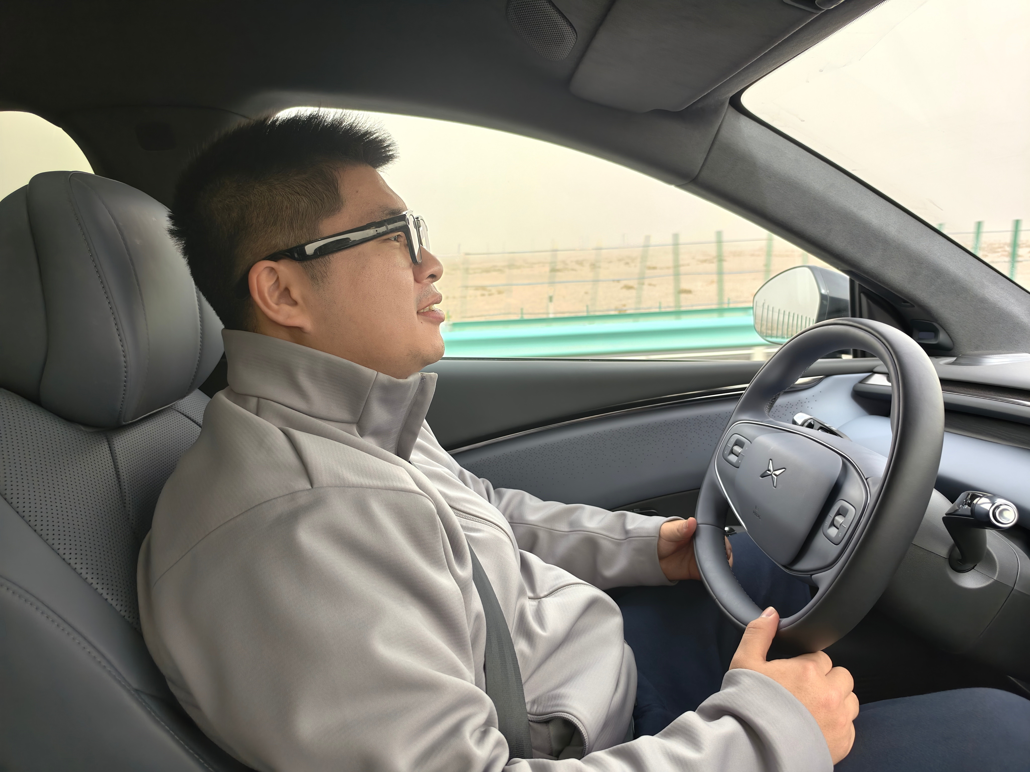 刚刚交警放行，继续出发了。但因为能见度还是很低，大家默契打开雾灯，彼此相隔很远，